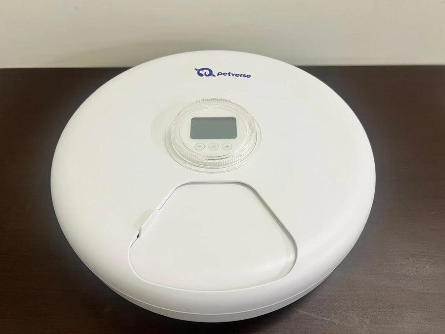 6‑meal automatic pet feeder with digital display and food compartments on a flat surface.